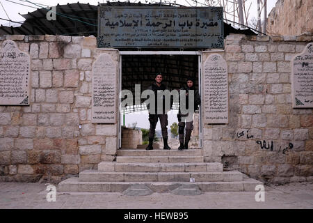 Gardes frontière israéliens montent la garde à l'entrée de Bab al-Rahma Cimetière islamique situé le long du mur est d'Al Haram Al-Sharif mosquée près de Lion's ou St Stephen's Gate à Jérusalem-est Israël Banque D'Images