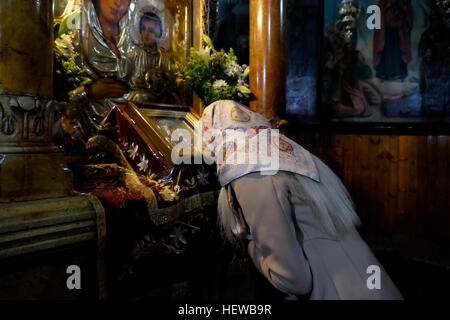 Une adoratrice du Russe Orthodoxe priant à l'intérieur de l'église de l'Assomption, également connu sous le nom de Église du sépulcre de Saint Mary, ou le tombeau de la Vierge Marie, situé de l'autre côté de la vallée du Cédron avant de Gethsémani au pied du Mont des Oliviers à Jérusalem, Israël Banque D'Images