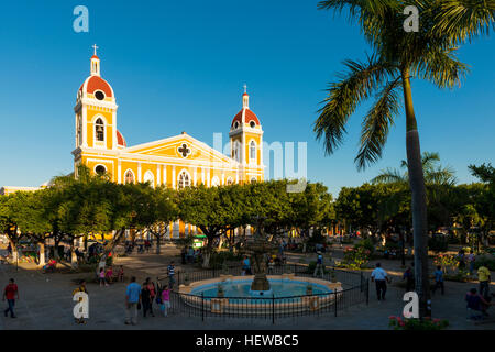 Granada, Nicaragua - 2 Avril, 2014 : Vue de la Cathédrale de Grenade et de la place principale de la ville de Granada, Nicaragua Banque D'Images