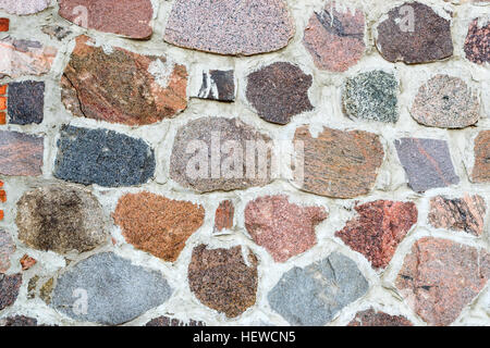 La texture de la pierre de granit grossier. Dans le nord de l'arrière-plan en granit de style scandinave. Old vintage joints mur sont enduits avec du ciment Banque D'Images