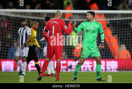 Watford gardien Heurelho Gomes (à gauche) et West Bromwich Albion gardien Ben Foster se serrer la main après le coup de sifflet final Banque D'Images