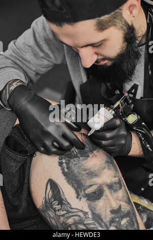 Tattoo master est le tatouage dans l'tattoosalon Banque D'Images