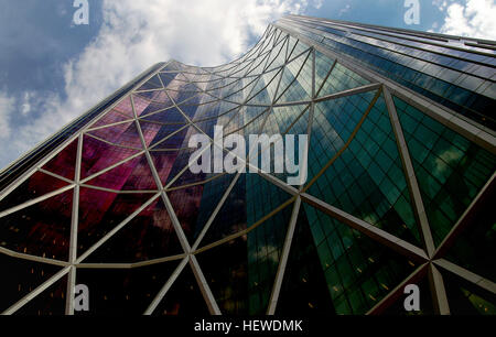 La tour Bow à Calgary, au Canada, est une tour de verre saisissante de 58 étages à l’architecture innovante avec son contreventement diagonal et son design en verre semi-circulaire. Il s'agit de la plus haute structure de Calgary et établit la norme pour les immeubles de bureaux modernes de la ville. Banque D'Images