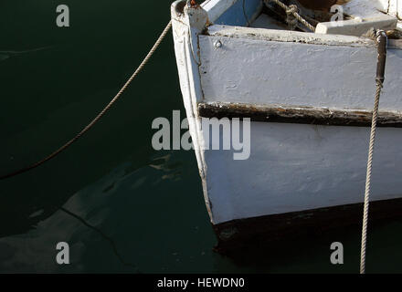 Ication (,),coque de bateau, les bateaux de pêche de petits bateaux,Prows,eau,blanc,voile,bateaux,bows,avant,marina,cordes,ships Banque D'Images