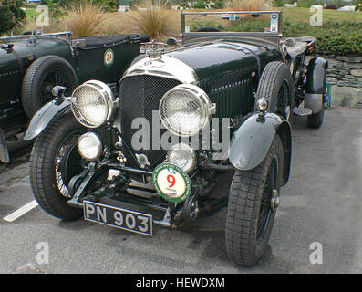 La Bentley 4½ litre est une voiture basée sur un châssis roulant construit par Bentley Motors. Remplacement de la Bentley 3 litre, c'est célèbre pour emblématique d'avant-guerre, British motor racing et pour son slogan populaire "il n'y a pas de remplacement pour le déplacement", [citation nécessaire] créé par le fondateur de Bentley, Walter Owen Bentley. Bentley a cherché à produire une voiture plus puissante en augmentant la cylindrée du moteur. Banque D'Images