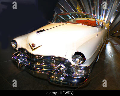 Bien que fondée sur la série 62, l'Eldorado Convertible de 1953 est la première Cadillac avec un pare-brise enveloppant. Il a comporté une ceinture de feux de croisement et un couvercle métallique qui cache le haut lorsqu'il a été vers le bas, et il est venu avec pratiquement tout ce standard, notamment le cuir, radio, chauffage, lave-glace, Hydramatic transmission automatique, la direction assistée et de résurrection sur pneus roues fil réel. Le moteur, cependant, restait la puissance 210 331 pouces cubes V8 OHV trouvés dans tous les caddies de 1953. Que toujours, toutes les carrosseries personnalisées et des équipements de luxe n'est pas bon marché, et l'Eldorado a effectué un bi Banque D'Images