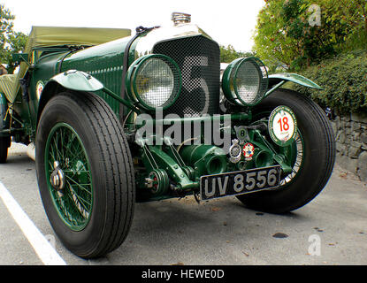 La Bentley 6½ litre ordinaire et la haute performance Bentley Speed six étaient des voitures de luxe et sportives basées sur châssis roulant Bentley[2] de la production de 1926 à 1930. La vitesse 6, introduit en 1928, allait devenir la plus réussie de course Bentley. Deux Bentley Speed Six est devenu connu comme le Train bleu Bentleys après leur propriétaire Woolf Barnato impliquées dans le Train bleu les courses de 1930. Banque D'Images