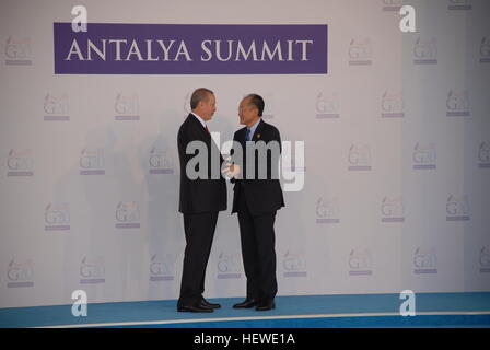 Le Président turc, Recep Tayyip Erdogan (L) accueille le président de la Banque mondiale, Jim Yong Kim comme il arrive officiellement pour le G20. Banque D'Images