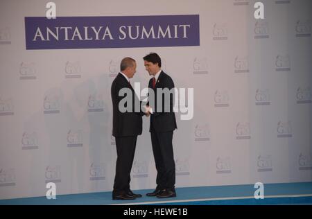 Le Président turc, Recep Tayyip Erdogan (L) accueille le premier ministre du Canada, Justin Trudeau comme il arrive officiellement pour le G20. Banque D'Images