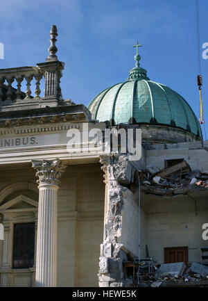 Février 2011 Le tremblement de terre de Christchurch a été un événement naturel puissant que gravement endommagé la deuxième plus grande ville, tuant 185 personnes dans l'un des pays les plus meurtriers des catastrophes en temps de paix. L'ampleur 6.3 (ML)[1] séisme a frappé la région de Canterbury en Nouvelle-Zélande, île du sud à 12:51 pm le mardi 22 février 2011, heure locale (23:51 UTC 21 février).[1][9] Le séisme a été centré à 2 kilomètres (1,2 mi) à l'ouest de la ville portuaire de Lyttelton, et à 10 kilomètres (6 milles) au sud-est du centre de Christchurch, Nouvelle-Zélande, deuxième ville la plus peuplée Banque D'Images