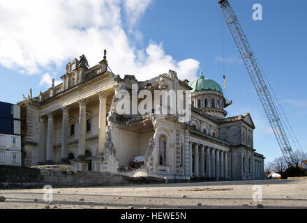 Février 2011 Le tremblement de terre de Christchurch a été un événement naturel puissant que gravement endommagé la deuxième plus grande ville, tuant 185 personnes dans l'un des pays les plus meurtriers des catastrophes en temps de paix. L'ampleur 6.3 (ML)[1] séisme a frappé la région de Canterbury en Nouvelle-Zélande, île du sud à 12:51 pm le mardi 22 février 2011, heure locale (23:51 UTC 21 février).[1][9] Le séisme a été centré à 2 kilomètres (1,2 mi) à l'ouest de la ville portuaire de Lyttelton, et à 10 kilomètres (6 milles) au sud-est du centre de Christchurch, Nouvelle-Zélande, deuxième ville la plus peuplée Banque D'Images