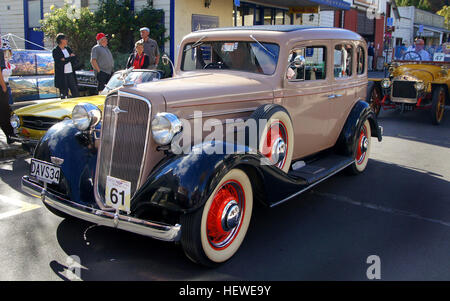 La Chevrolet Six Standard (série DC) a été lancé en 1933, d'abord comme le mercure, par Chevrolet Chevrolet comme une alternative à un prix inférieur à la série 1932 Chevrolet Confederate BA qui est devenue l'Aigle en 1933 et maître à partir de 1934. Il a été annoncé comme le meilleurs six cylindres fermé sur le marché. La norme a été offert en trois styles de corps toutes sur un 107 pouces empattement : coach, coupé et coupé avec rumble seat. Tous les corps ont été par Fisher et les 'non-projet de ventilation". Tous les modèles ont été propulsé par un 181 cu in (2 970 cc) six cylindres à soupapes en tête la production du moteur 60 ch (45 kW ; Banque D'Images