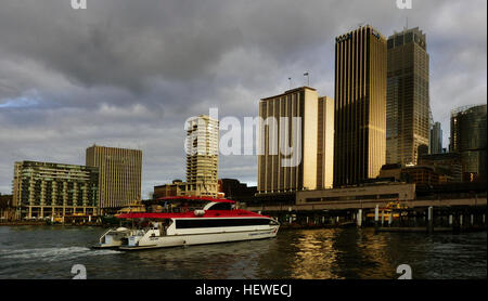 Circular Quay est un port de Sydney, Nouvelle Galles du Sud, l'Australie sur l'extrémité nord de la Sydney Central Business District de Sydney Cove, entre Point Bennelong et les rochers. Il fait partie de la zone d'administration locale de la ville de Sydney Banque D'Images