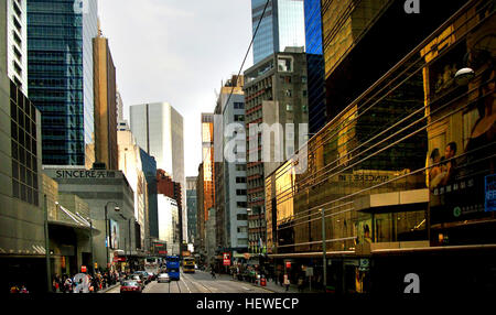 Hong Kong est une ville, et ancienne colonie britannique, dans le sud-est de la Chine. Vibrant et à forte densité de population, c'est un important port et centre financier mondial célèbre pour sa tour d'horizon de clous. Il est également connu pour sa scène de l'alimentation - du dim sum cantonais à extravagant plateau élevé - et de ses boutiques, avec des options sur le marché de nuit de Temple Street chaotique de la ville d'innombrables tailleurs sur mesure Banque D'Images