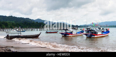 Langkawi, officiellement connue comme le joyau de Langkawi Kedah (Malaisie : Langkawi Kedah Permata) est un archipel de 104 îles dans la mer d'Andaman, à quelque 30 km au large de la côte continentale du nord-ouest de la Malaisie. Les îles sont une partie de l'état de Kedah, qui est adjacente à la frontière thaïlandaise. Le 15 juillet 2008, le Sultan Abdul Halim de Kedah a consenti à la modification du nom de Permata Langkawi Kedah, de concert avec ses célébrations du Jubilé. De loin la plus grande des îles est la marque éponyme Pulau Langkawi avec une population de quelque 64 792, la seule autre île habitée étant à proximité Pulau à remous Banque D'Images