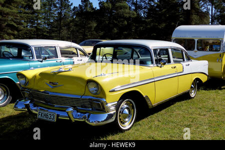 La Chevrolet Bel Air est une automobile qui a été produite par la division Chevrolet de General Motors pour les années de modèle 1950 à 1981. Au départ, seuls les deux Hardtops porte dans la gamme Chevrolet modèle ont été désignés avec le nom de Bel Air de 1950 à 1952, en tant que distincte de la Styleline et Fleetline des modèles pour le reste de la gamme. Avec l'année modèle 1953 Bel Air le nom a été changé à partir d'une désignation d'un organe unique forme à un niveau de prime de caisse appliquée dans un certain nombre de styles de corps. Le Bel Air s'est poursuivie avec diverses autres désignations niveau garniture jusqu'à ce que la production américaine Banque D'Images