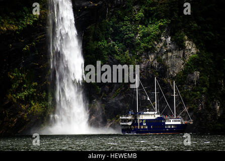 Milford Sound est de loin le plus connu de tous les fjords et le seul qui peut être accessible par la route. Il est à environ 16km à partir de la tête du fjörd à la mer ouverte, ce qui signifie que les visiteurs peuvent facilement parcourir la longueur du fiord de la haute mer et de retour sur l'une des nombreuses options de croisière disponibles en 1½ à 2 heures Temps de croisière. Banque D'Images