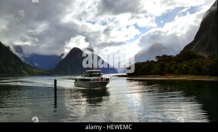 Chaque moment passé à Milford Sound est exceptionnellement belle et vraiment impressionnante. Si vous croisière Milford Sound, prendre un vol panoramique ou pagayer le fjord en kayak, il y a quelque chose pour tout le monde. Banque D'Images