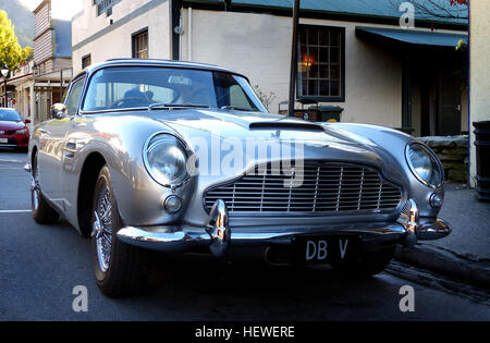 L'Aston Martin DB5 est un luxe grand tourer qui a été faite par Aston Martin et conçu par le carrossier Italien Carrozzeria Touring Superleggera. Libéré en 1963, il a été une évolution de la série finale de DB4. La série DB a été nommé en l'honneur David Brown (le chef de l'Aston Martin de 1947 à 1972). Bien que ce ne soit pas la première, la DB5 est célèbre pour être le plus reconnu James Bond cinématographique, première voiture apparaissant dans Goldfinger (1964) Banque D'Images