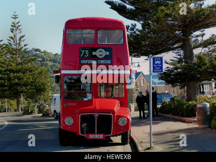 L'AEC Routemaster, célèbre bus à impériale, a été conçu par London transport et produit de 1954 à 1968. Connu pour sa plate-forme arrière ouverte, il est devenu emblématique du système de transport public de Londres et a ensuite été utilisé dans les visites touristiques. Banque D'Images