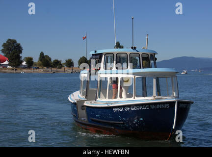 False Creek Ferries opère sur False Creek à Vancouver, offrant une variété de traversées en ferry. Avec une flotte de 12 traversiers, dont Balfry, Spirit et Novel classes, il offre un transport panoramique autour de la région, y compris des vues sur Granville Island. Banque D'Images