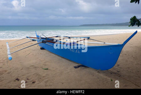 Une banca est un petit bateau que l'on trouve couramment dans le Pacifique, en particulier autour des Philippines. Il s'agit généralement d'un canot de canot avec des stabilisateurs et un toit en bambou, souvent utilisé pour la pêche et le transport autour des zones côtières. Banque D'Images