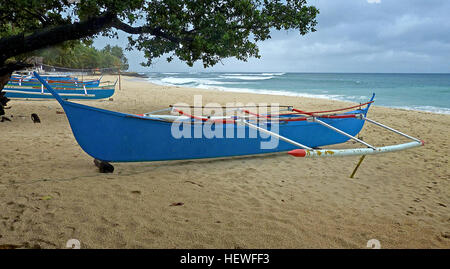 Bateau de pêche. Pagudpud.Ilocos Norte aux Philippines, à la différence d'un canot à coque simple, une double coque ou outrigger canoe génère la stabilité en raison de la distance entre ses coques plutôt qu'à la forme de chaque coque. Ainsi, les coques de outrigger ou double-coque canoës sont généralement plus long, plus étroits et plus efficaces que ceux d'hydrodynamique les canots. Par rapport à d'autres types de canoës, pirogues peuvent être tout à fait rapide, mais sont également capables d'être pagayé et navigué dans l'eau plus rugueuse. Banque D'Images