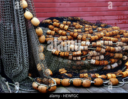 Un filet de pêche ou résille est un filet utilisé pour la pêche. Les moustiquaires sont les instruments faits à partir de fibres tissées dans une structure en forme de grille. Les filets de pêche sont habituellement formés par des maillages relativement mince fil de nouage. Début de filets ont été tissés à partir d'herbes, flaxes et autres matières végétales fibreuses. Plus tard, le coton a été utilisé. Filets modernes sont habituellement faits de polyamides artificiel comme le nylon, bien que des filets d'polyamides organiques tels que la laine ou fil de soie étaient courantes jusqu'à récemment et sont encore utilisés. Banque D'Images