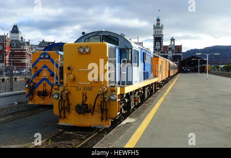 La locomotive néo-zélandaise de classe DJ, introduite entre 1968 et 1969, est un moteur diesel-électrique utilisé sur le réseau ferroviaire néo-zélandais. Construite par Mitsubishi Heavy Industries, elle a remplacé les locomotives à vapeur dans l'île du Sud. La classe DJ dispose d'un arrangement de roues Bo-Bo-Bo et est un incontournable dans les opérations ferroviaires néo-zélandaises depuis des décennies. Banque D'Images