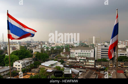 Bangkok, également connu sous le nom de la Ville des Anges et Venise de l'Est, vous a frappé comme une tonne de briques. C'est chaud, polluée, et chaotique, et il sensations fortes avec de l'énergie ; il y a un tel grand nombre de visites, de shopping, de manger et de possibilités que vous aurez peu de temps pour se reposer. Quand vous trouvez un moment, prenez soin de vous avec des soins spa, vue sur la skyline de bars, hôtels de luxe, et d'excellents restaurants. Banque D'Images