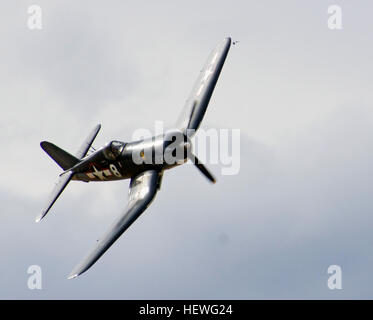 Le Corsair a été le premier avion américain à dépasser les 400 km/h en vol en ligne droite et en palier en 1940. Il a servi comme premier chasseur de la Marine et de la Marine pendant la seconde Guerre mondiale, jouant un rôle central dans la guerre aérienne du Pacifique. Connu pour sa conception à ailes courbées, le Corsair a également été utilisé comme chasseur-bombardier pendant la seconde Guerre mondiale et la guerre de Corée. Il est devenu un élément clé dans la défaite du chasseur zéro japonais. Banque D'Images