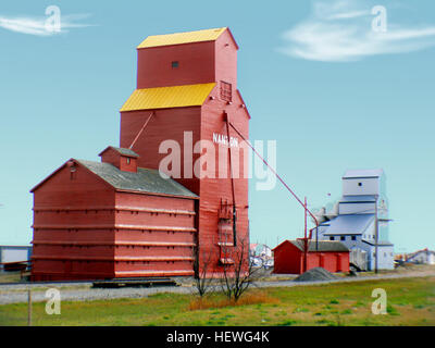 L'élévateur de grains canadiens Centre de découverte est un ensemble de silos à grains restauré situé à Nanton (Alberta), Canada. L'objectif du centre est de préserver des exemples de vieux silos à grain pour sensibiliser les visiteurs à la ville, et de l'Alberta, l'histoire agricole. Banque D'Images