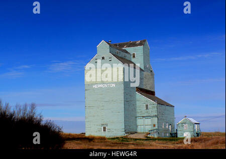 L'élévateur de grains canadiens Centre de découverte est un ensemble de silos à grains restauré situé à Nanton (Alberta), Canada. L'objectif du centre est de préserver des exemples de vieux silos à grain pour sensibiliser les visiteurs à la ville, et de l'Alberta, l'histoire agricole. Banque D'Images