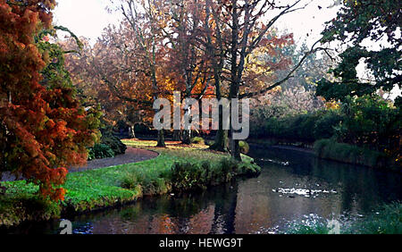 Hagley Park est le plus grand espace ouvert urbain (164,637 hectares. à Christchurch, Nouvelle-Zélande, et a été créé en 1855 par le gouvernement provincial. Selon le décret du gouvernement à l'époque, Hagley Park est "réservés à jamais comme un parc public, et est ouvert pour les loisirs et la jouissance du public. Hagley Park se caractérise par ses arbres et de vastes espaces ouverts. Hagley Park a été nommé d'après le pays domaine de Lord Lyttelton, qui est devenu président de l'Association de Canterbury en mars 1850 Banque D'Images