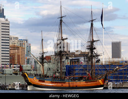 À l'Australian National Maritime Museum l'Australian-construite réplique de James Cook, HMB Endeavour est l'une des plus exactes répliques maritime des navires. Quand vous venez à bord vous pouvez vous demander si James Cook et son équipage ont juste fait à terre quelque part sur leur voyage. La table est mise, les vêtements sont accrochés et le chat est endormis. À bord du magnifique navire, vous avez un aperçu de la vie de marin au cours de l'une des grandes aventures de l'histoire maritime, le Capitaine Cook's epic 1768-71 world voyage. Regardez et vous verrez près de 30 kilomètres de gréement et 750 blocs de bois ou de poulies ! L Banque D'Images