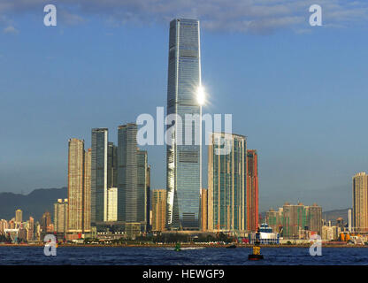 Le Hong Kong International commerce center (en abrégé. Tour ICC) est une 118 étages (1 588 m 484 ft) gratte-ciel commerciaux réalisés en 2010 dans l'Ouest de Kowloon, Hong Kong. C'est une partie de l'Union Square construit au-dessus de la gare de Kowloon. En 2014, il est le huitième plus grand bâtiment en hauteur, le troisième plus grand bâtiment en nombre d'étages, ainsi que le plus haut immeuble de Hong Kong. International commerce center par rapport à d'autres plus hauts immeubles de l'Asie. Parmi les notables, le Ritz-Carlton Hong Kong hôtel et un observatoire appelé Sky100. La CPI fait face à la tour se Banque D'Images