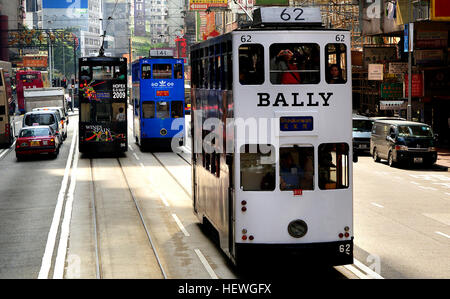 Hong Kong Island est desservie par une ligne de tramway exploité par une société privée qui s'exécute est - ouest de l'île entre la banlieue de Kennedy Town et Shau Kei Wan. Le système dispose également d'une seule piste loop line que la direction générale des services la banlieue de Happy Valley. La ligne a également un certain nombre de court-circuit ouvert. Les personnes âgées quatre roues des tramways à deux niveaux qu'exploiter la ligne sont, à juste titre célèbre. Beaucoup ont peint des publicités. Banque D'Images