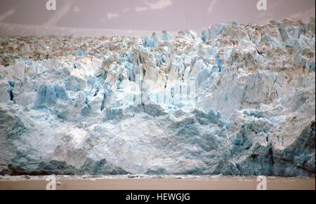 Hubbard Glacier est un glacier situé dans l'Est de l'Alaska et une partie du Yukon au Canada. Plan de Hubbard Hubbard Glacier Glacier, Alaska tire vers Point Gilbert le 20 mai 2002 Le glacier se trouve à proximité de bouclage au Fjord Russell haut de désenchantement Bay en bas. Le plus long glacier Hubbard pour source vient 122 kilomètres (76 mi) de son museau et est situé à environ 61°00'N 140°09'W, à environ 8 kilomètres (5 miles) à l'ouest du mont Walsh avec une altitude de 11 000 pieds (3 400 m). Un glacier affluent plus courte commence à l'extrémité est du sommet mondial sur la crête du mont Logan à environ 18 300 Banque D'Images