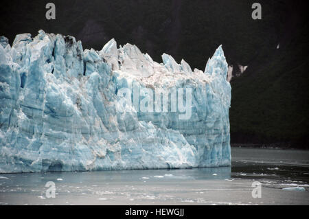 Le plus long glacier Hubbard pour source vient 122 kilomètres (76 mi) de son museau et est situé à environ 61°00'N 140°09'W, à environ 8 kilomètres (5 miles) à l'ouest du mont Walsh avec une altitude de 11 000 pieds (3 400 m). Un glacier affluent plus courte commence à l'extrémité est du sommet mondial sur la crête du mont Logan à environ 18 300 pieds (5 600 m) à environ 60°35'0"N 140°22'40" W. Avant d'atteindre la mer, Hubbard est rejoint par le Glacier Valerie à l'ouest, qui, grâce à des ondes de l'avant de sa propre glace, a contribué à l'avancée de la glace que les experts croient sera finalement le barrage R Banque D'Images