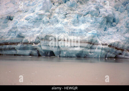 Hubbard Glacier est un glacier situé dans l'Est de l'Alaska et une partie du Yukon au Canada. Hubbard Glacier, Alaska tire vers Point Gilbert le 20 mai 2002 Le glacier se trouve à proximité de bouclage au Fjord Russell haut de désenchantement Bay en bas. Le plus long glacier Hubbard pour source vient 122 kilomètres (76 mi) de son museau et est situé à environ 61°00'N 140°09'W, à environ 8 kilomètres (5 miles) à l'ouest du mont Walsh avec une altitude de 11 000 pieds (3 400 m). Un glacier affluent plus courte commence à l'extrémité est du sommet mondial sur la crête du mont Logan à environ 18 300 pieds (5 600 m) à la société abo Banque D'Images