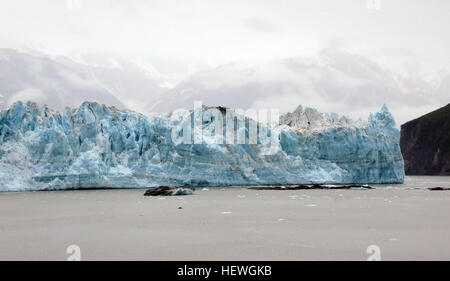 Hubbard Glacier est un glacier situé dans l'Est de l'Alaska et une partie du Yukon au Canada. Plan de Hubbard Hubbard Glacier Glacier, Alaska tire vers Point Gilbert le 20 mai 2002 Le glacier se trouve à proximité de bouclage au Fjord Russell haut de désenchantement Bay en bas. Le plus long glacier Hubbard pour source vient 122 kilomètres (76 mi) de son museau et est situé à environ 61°00'N 140°09'W, à environ 8 kilomètres (5 miles) à l'ouest du mont Walsh avec une altitude de 11 000 pieds (3 400 m). Un glacier affluent plus courte commence à l'extrémité est du sommet mondial sur la crête du mont Logan à environ 18 300 Banque D'Images