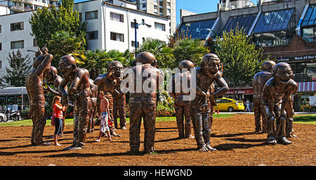 A-maze-ing Le rire a été conçu par Yue Minjun et installé à Morton Park le long de la Baie des Anglais dans la région de West End, à Vancouver en 2009. La sculpture en bronze patiné fidèlement le droit de l'artiste "dans un état de rire hystérique". Il a été créé dans le cadre du Vancouver International Sculpture Biennale, qui expose des œuvres dans l'espace public contemporain. La sculpture a été offerte à la ville de Vancouver par Chip et Shannon Wilson à travers la fondation Wilson le 11 août 2012 Banque D'Images