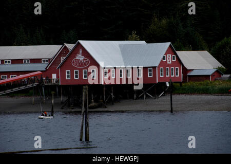 Bateaux de pêche amarrés à Hoonah en Alaska, capturés avec un appareil photo Sony Alpha. La région, connue pour sa riche histoire de pêche, offre des vues panoramiques sur Icy Strait point avec de vieux bateaux et des hangars rouges ajoutant à son charme. Banque D'Images
