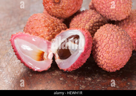 Baies de litchi sur un bois, Close up Banque D'Images