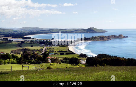 La petite station règlement de Karitane, ensemble dans le pays près de l'embouchure de la rivière Waikouaiti, est une maison de retraite pour les gens de Dunedin. Karitane est renommée pour la beauté de ses paysages, la plage dorée, environnement tranquille, et les Maoris et l'histoire de l'Europe. Il a été l'emplacement d'un Maori pré-européenne kaik (village sans défense) ; tout près se trouve le site d'Huriawa Pa, un village Maori fortifié situé de façon stratégique sur un promontoire rocheux au-dessus de la côte. Les chasseurs européens et les baleiniers ont commencé à arriver dès les années 1820 et une station baleinière a été établie à Karitane en 1837. Banque D'Images