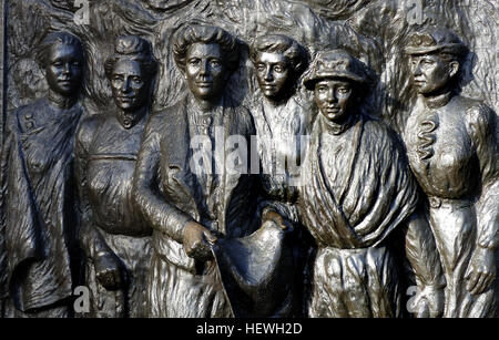 Sur le Mémorial Le mémorial, l'oeuvre du sculpteur Margriet Windhausen, est constituée d'un 3.3m par 2.1m bas-relief en bronze soutenu par un mur de galets de 5m. Le mémorial se trouve dans un espace paysager au bord de la rivière Avon sur Oxford Terrace connu sous le nom de Kate Sheppard National Memorial réserver. C'est le seul monument national à Christchurch et est le seul monument de Nouvelle-zélande illustrant la lutte pour le droit de vote des femmes. Le panneau central représente figures grandeur de Kate Sheppard et d'autres dirigeants de la mouvement des suffragettes. Des panneaux plus petits représentent les femmes de l'époque typique dans des situations quotidiennes. Panneau de Bronze Banque D'Images