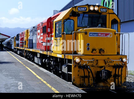 La Nouvelle Zélande DX de classe locomotive est une classe de 49 locomotives diesel-électriques Co-Co qui fonctionne actuellement sur le réseau ferroviaire national. Construit par General Electric à Erie, Pennsylvania, United States,[1] ils ont été introduits en Nouvelle-Zélande entre 1972 et 1976. La classe est basé sur la Générale Électrique U26C modèle, une version à voie étroite de la GE U23C modèle. Le U26C est également utilisée en Afrique du Sud (voir la classe 34-900 de l'Afrique du Sud), au Brésil, au Kenya, en Tanzanie et en Zambie. Banque D'Images