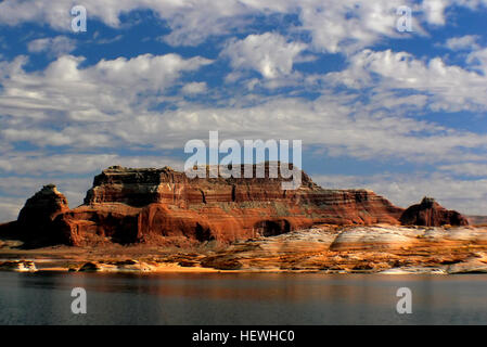 Les eaux scintillantes du lac Powell sont magnifiquement encadré par des formations rocheuses imposantes falaises rouges et de la flambée qui entourent la région à perte de vue. Il n'y a vraiment rien de pareil n'importe où sur la planète. Chaque année des millions de visiteurs, la plupart à l'extérieur des États-Unis, se rendent dans la région pour profiter des paysages à couper le souffle et l'eau de nombreuses activités comme le canotage, le ski nautique, la plongée et la pêche. Le lac a été créé suite à la construction de barrage de Glen Canyon, un projet de dix ans à partir de 1956, et nommé pour le Major John Wesley Powell, une guerre civile v Banque D'Images