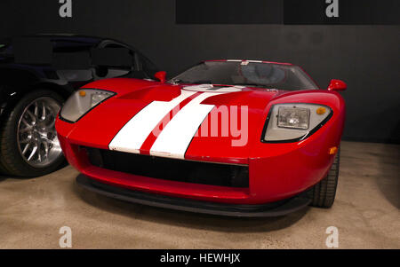 Carroll Shelby Musée. Las Vegas. La Ford GT est un moteur de la mi-voiture de sport à deux places qui a été produite par Ford pour les années modèles 2005 et 2006. Les concepteurs se sont inspirés de la Ford GT40 les voitures de course des années 60. Voiture pour les gens en général, et en particulier des fans de Shelby, cette superbe collection est hypnotique. J'avais vu des photos des voitures dans commentaires, mais ils sont tellement plus impressionnant de près. Il y a une visite guidée 2 fois par jour, mais si vous manquez la visite, vous pouvez simplement lire le scénario d'information qui s'étend le long de l'intérieur des murs de la salle. La course-voiture bouilloire l'affiche Banque D'Images