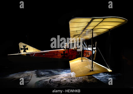 Centre du patrimoine mondial de l'Aviation Omaka abrite une exposition pas comme les autres et vous n'avez pas à être un passionné de l'aviation pour l'apprécier ! Les histoires de la Grande Guerre se déroule dans un théâtre de traitement, ce qui est novateur et Dogfightvisually Etrich Taube superbe. Des scènes captivantes dépeignent l'aéronef en contexte, certains recréer des incidents réels. Les rares est digne d'une collection nationale et s'étend de magnifiques 'l'art des tranchées' à objets personnels appartenant à la célèbre Baron rouge lui-même. Banque D'Images